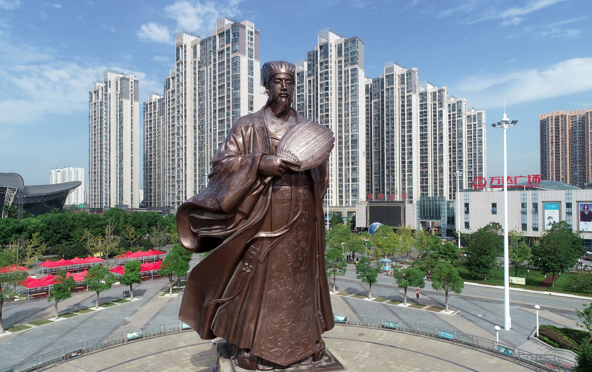 湖北省襄阳，高18米的诸葛亮铜像，被现代城市的高楼大厦包围在中间