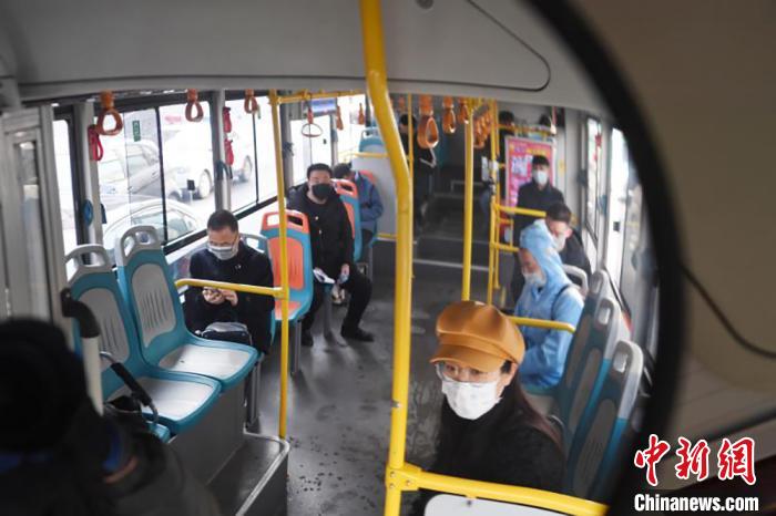 城市“摆渡者”公交司机：叮嘱乘客的话每天说上千次