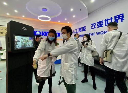 香港创业青年在深圳前海研发测温机器人助力抗疫