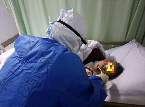 武汉第一医院的援汉护士中有位“喂饭达人”