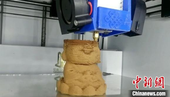 图为3D打印机打印熏香。　陈峰 摄