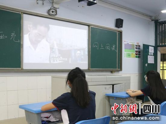 西充县晋城中学学生观看“五四名人说”主题团课视频直播。 赵荣 摄。