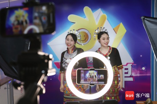 海南“粽子西施”六上央视节目推介家乡粽子。记者 孙春丽 摄