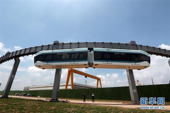 6月4日，空中轨道列车在武汉中铁科工集团江夏制造基地的试验线上试跑。 新华社发 赵军 摄 图片来源：新华网