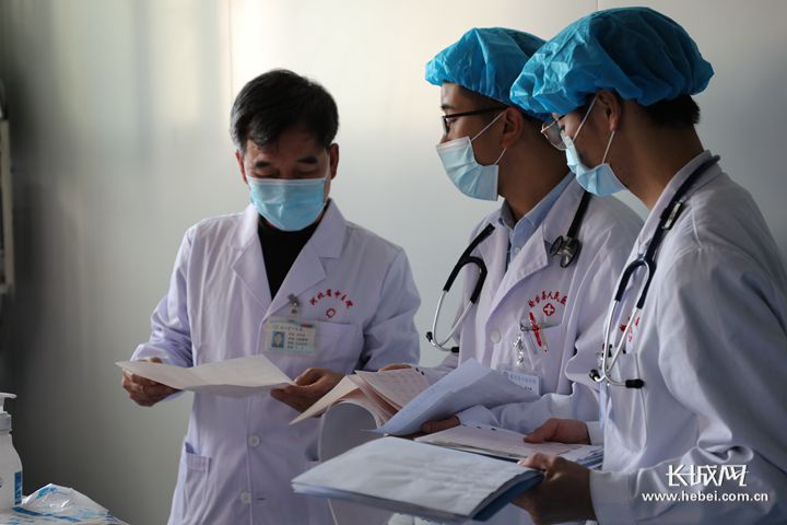 河北省中医院心血管内科主任苗华为在指导当地医院医生。河北省侨联/供图
