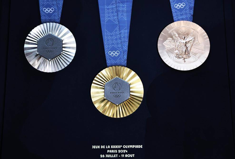 巴黎奥运会和残奥会奖牌亮相